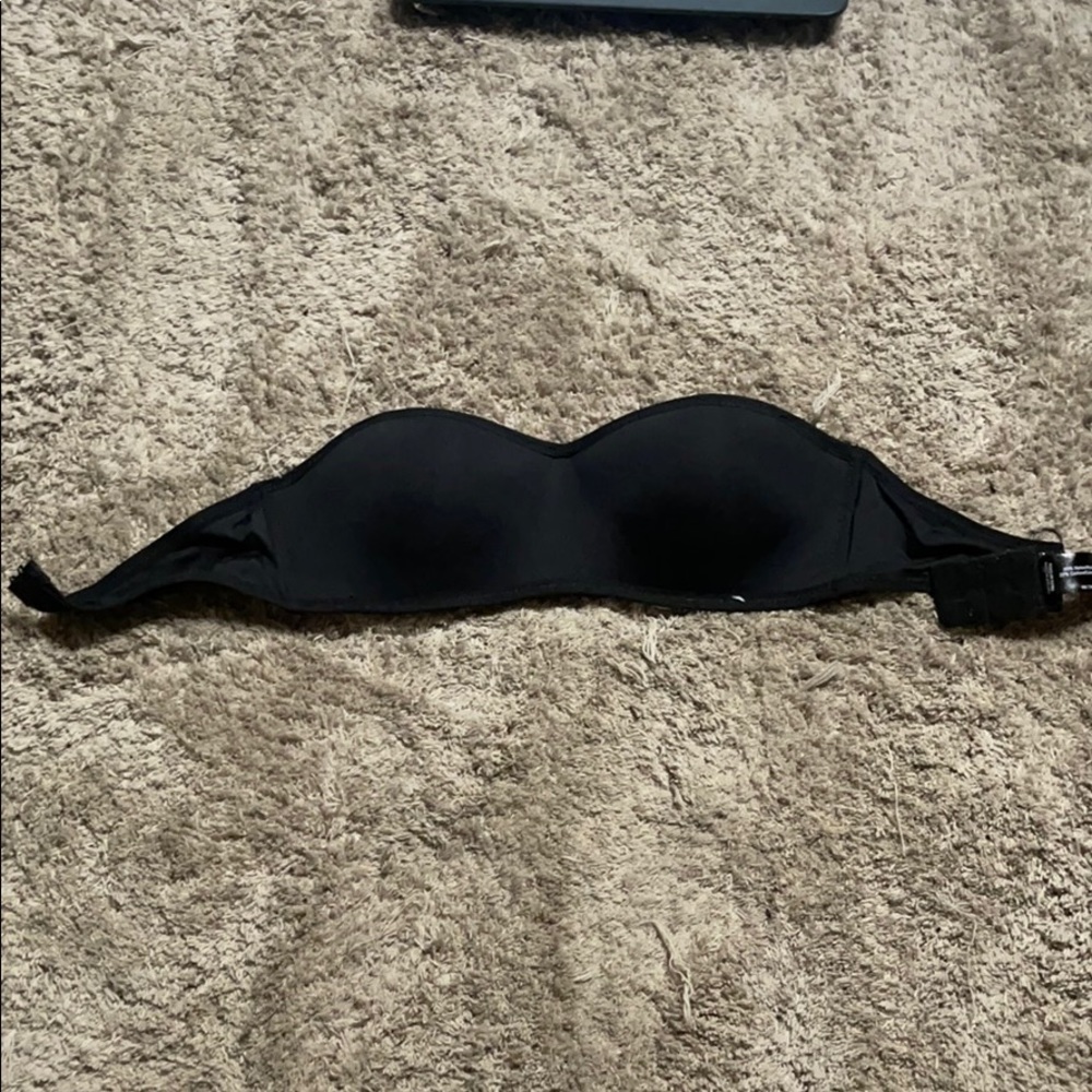 Black strapless bra